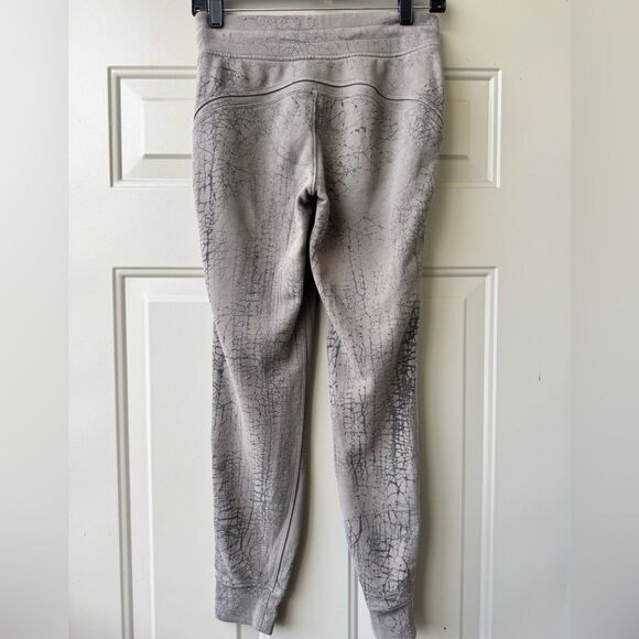 Lululemon Warm Down Jogger *7/8 Length
Thread Dye Rover Black Size 4 - Picture 8 of 12